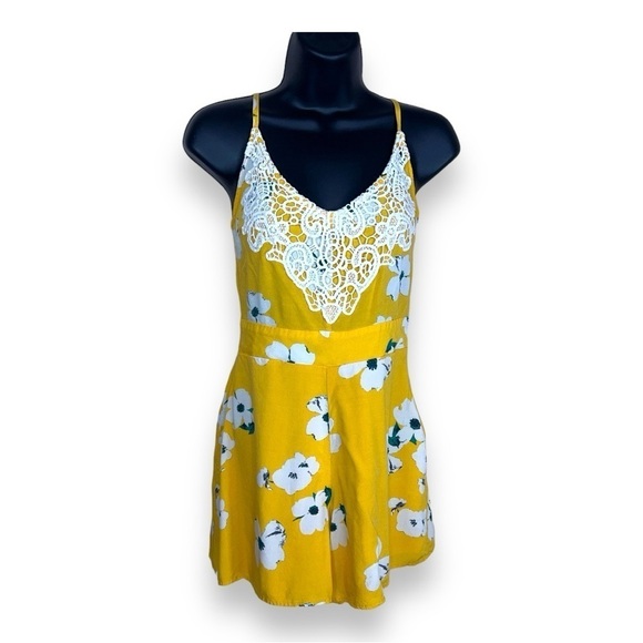 XS YELLOW FLORAL ROMPER EMBROIDERED LACE ACCENT SLEEVELESS POCKETS - Picture 1 of 12